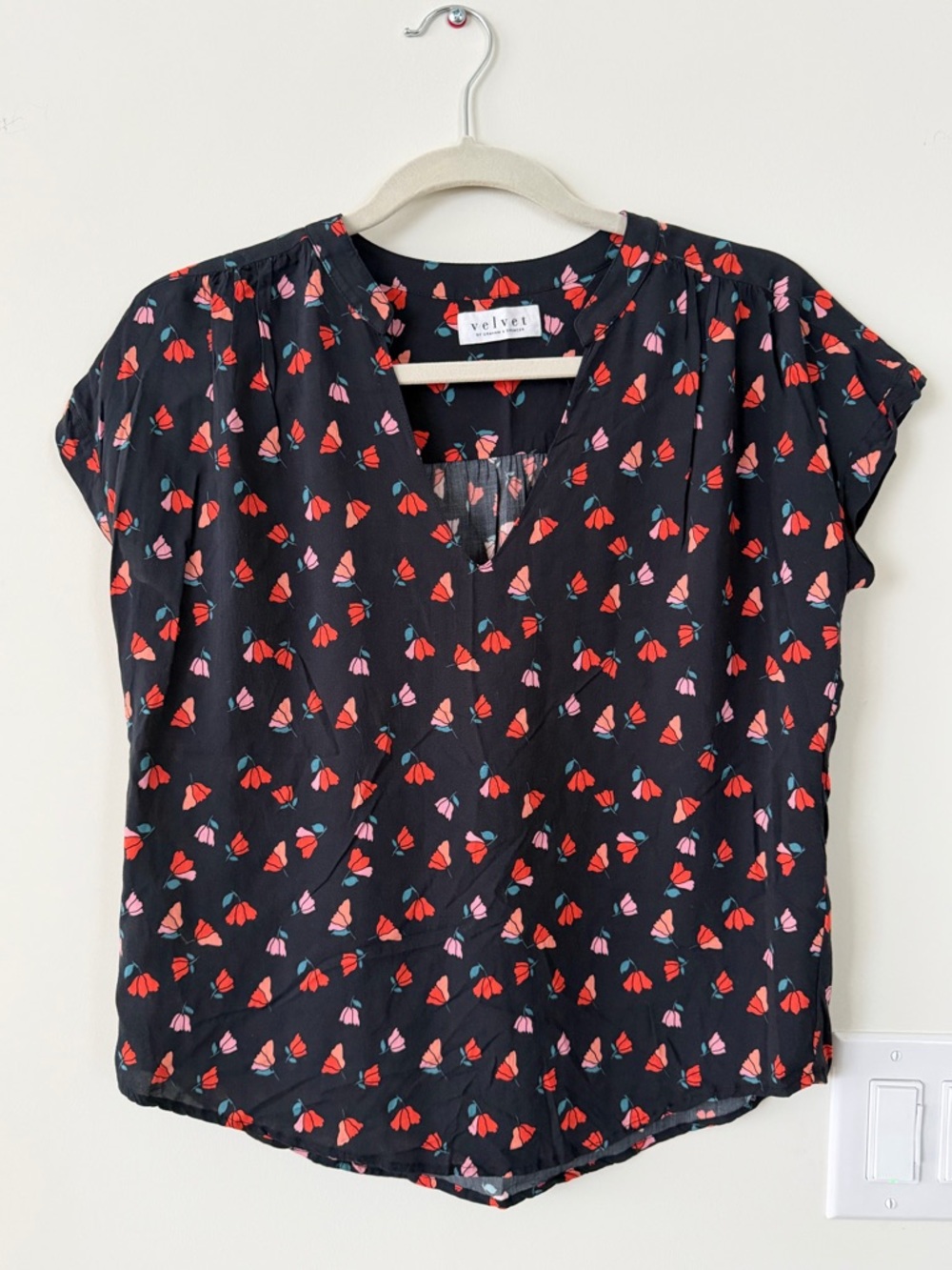 Velvet by Graham & Spencer Black Floral-Print V-Neck Cap Sleeve Blouse